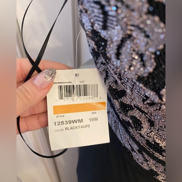 Plus Dress 🖤 - Picture 6 of 7